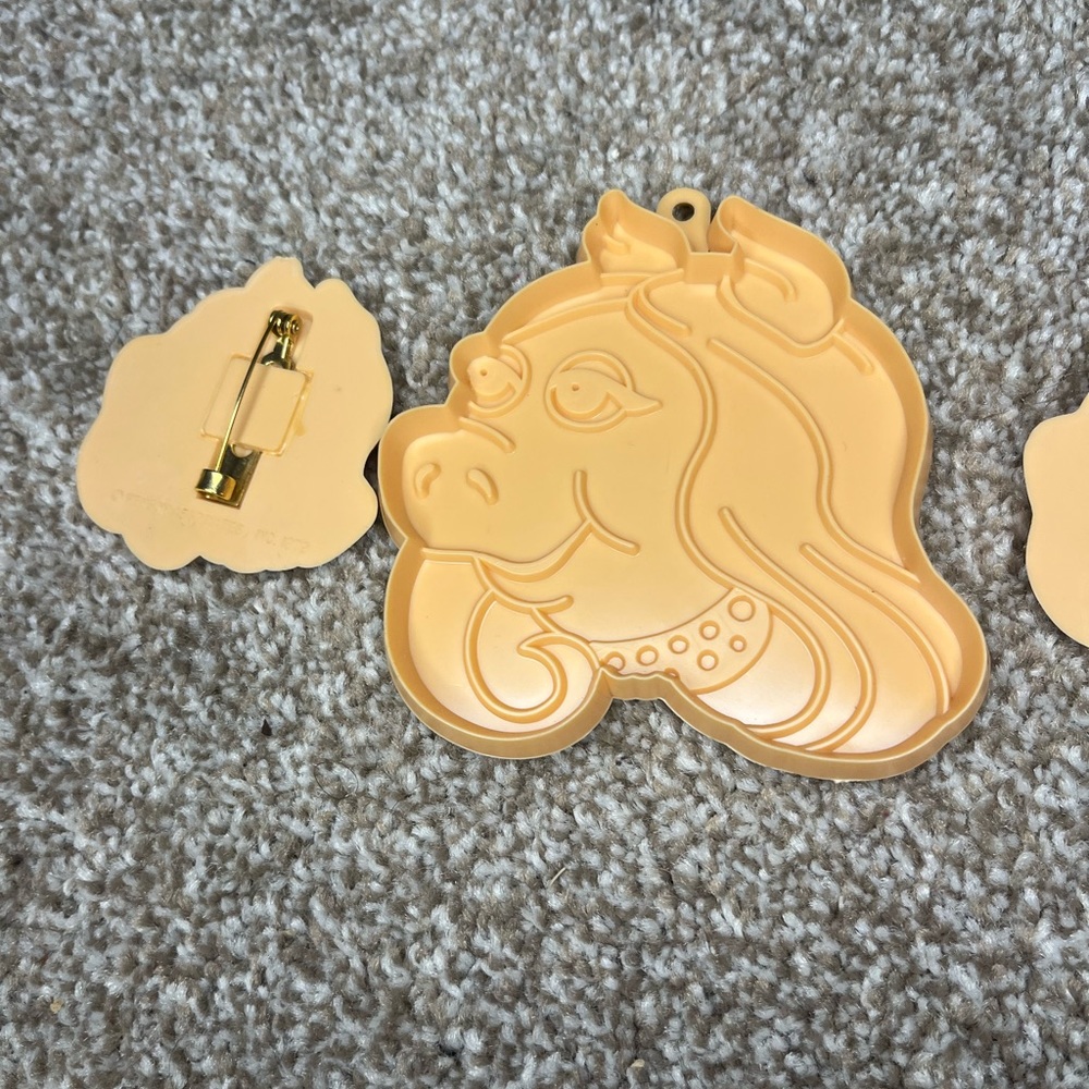 Vintage Hallmark 1979 MISS PIGGY Lapel Pin/ Brooch 3 PCS